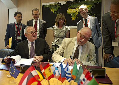 Podpisanie porozumienia. Po lewej Jean-Jacques Dordain. Po prawej: Heinz Zourek / Credits: ESA