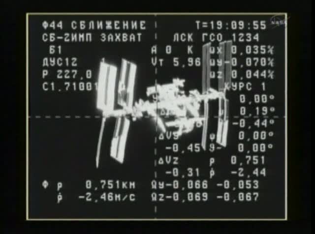 Kadr z cumowania Progressa M-11M. ISS widziana przez system KURS z odległości 751 metrów / Credits: NASA TV Kadr z cumowania Progressa M-11M. ISS widziana przez system KURS z odległości 751 metrów / Credits: NASA TV