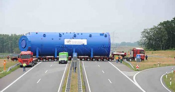 Autoklaw podczas transportu autostradą / Credits: DLR
