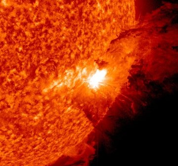 Siódmy czerwca, godzina 08:55 CEST - chwilę po fazie maksymalnej rozbłysku / Credits - NASA, SDO