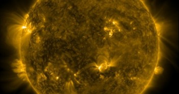 Widok Słońca w dniu 15 czerwca 2011 r, o godzinie 09:24 CEST. Obszar 1236 widoczny jest na wschodniej (prawej) stronie tarczy słonecznej. / Credits - NASA, SDO