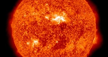 Widok Słońca o godzinie 05:30 CEST - 5 minut po maksymalnej sile rozbłysku. Grupa 1236 znajduje się prawie po środku tarczy Słońca / Credits - NASA, SDO