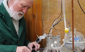 Dr hab. inż. Andrzej Borodziński z Instytutu Chemii Fizycznej PAN w Warszawie prowadzi badania nad ogniwami paliwowymi zasilanymi kwasem mrówkowym. (Źródło: IChF PAN/Grzegorz Krzyżewski)