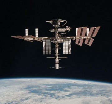 Jedno ze zdjęć z unikalnego manewru Stacji / Credits - NASA, Paolo Nespoli