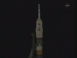 21:56 CEST - widok na rakietę Sojuz / Credits - NASA TV