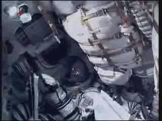 22:05 CEST - wewnątrz kapsuły Sojuz / Credits - NASA TV