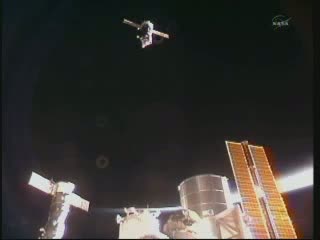 23:14 CEST - Sojuz zbliża się do ISS / Credits - NASA TV