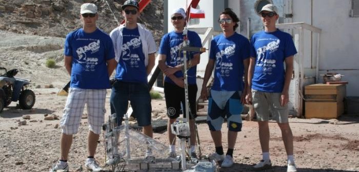 Zespół z Politechniki Białostockiej wraz z łazikiem MAGMA2 - zwycięzcy prestiżowych międzynarodowych zawodów University Rover Challenge / Credits: PlanetPR