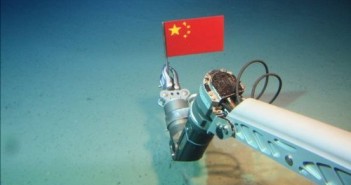 Automatyczne ramię podwodnej, załogowej łodzi Jiaolong, utwierdza na morskim dnie flagę Chińskiej Republiki Ludowej, w trakcie testów głębinowych w lipcu 2010 roku. Osięgnięto wtedy 3579 metrów zanurzenia, co dało ChRL miejsce w piątce krajów, których załogowe łodzie podwodne przekroczyły granicę 3500 metrów – Stanów Zjednoczonych, Rosji, Francji i Japonii. [Credits: Xinhua]