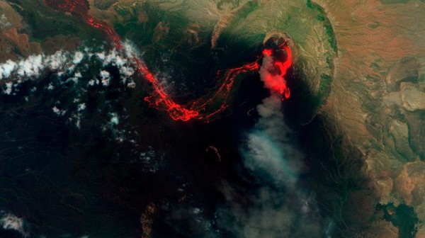 Wulkan Nabro - zakres podczerwony (kolor czerwony) i widzialny (zielony). Widoczny wypływ lawy wulkanicznej. / Credits - NASA