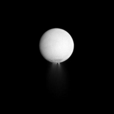Enceladus, i wyrzuty wody z bieguna południowego, widziane przez sondę Cassini z odległości 617 000 kilometrów / Credits: NASA-JPL-SSI
