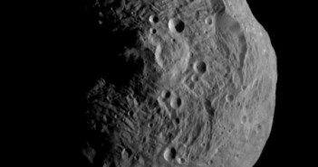 Pierwsze zdjęcie Westy wykonane przez sondę Dawn z orbity / Credits - NASA/JPL-Caltech/UCLA/MPS/DLR/IDA
