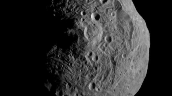 Pierwsze zdjęcie Westy wykonane przez sondę Dawn z orbity / Credits - NASA/JPL-Caltech/UCLA/MPS/DLR/IDA