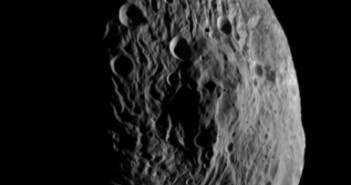 Zdjęcie planetoidy Westa, uzyskane 18 lipca 2011 roku za pomocą sondy Dawn. Wykonane z odległości 10500 kilometrów, najmniejsze, widoczne szczegóły mają około 2 kilometrów. Credit: NASA/JPL-Caltech/UCLA/MPS/DLR/IDA