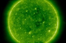 20 grudnia 2008 roku, okolice oficjalnego minimum - dziury w koronie widoczne w okolicach równika słonecznego / Credits - NASA, ESA, SOHO