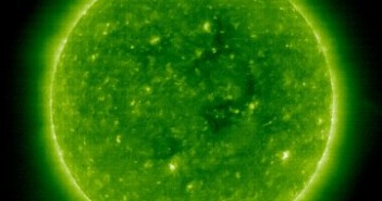 20 grudnia 2008 roku, okolice oficjalnego minimum - dziury w koronie widoczne w okolicach równika słonecznego / Credits - NASA, ESA, SOHO