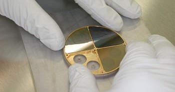 Solar Wind Concentrator jest specjalnym instrumentem zaprojektowanym w Los Alamos Laboratory na rzecz misji Genesis. Ilustracja przedstawia część instrumentu, w którą trafiały próbki badanego azotu i tlenu z wiatru słonecznego. [Credits: Los Alamos National Laboratory]