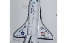 Model promu kosmicznego, wraz z autografami, który pozostal na ISS / Credits - NASA