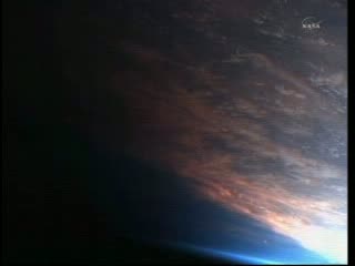 19:15 CEST - wschód Słońca nad Pacyfikiem / Credits - NASA TV