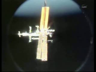 09:50 CEST - widok z promu na Stację / Credits - NASA TV