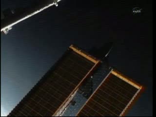 09:54 CEST - Atlantis za panelami słonecznymi / Credits - NASA TV