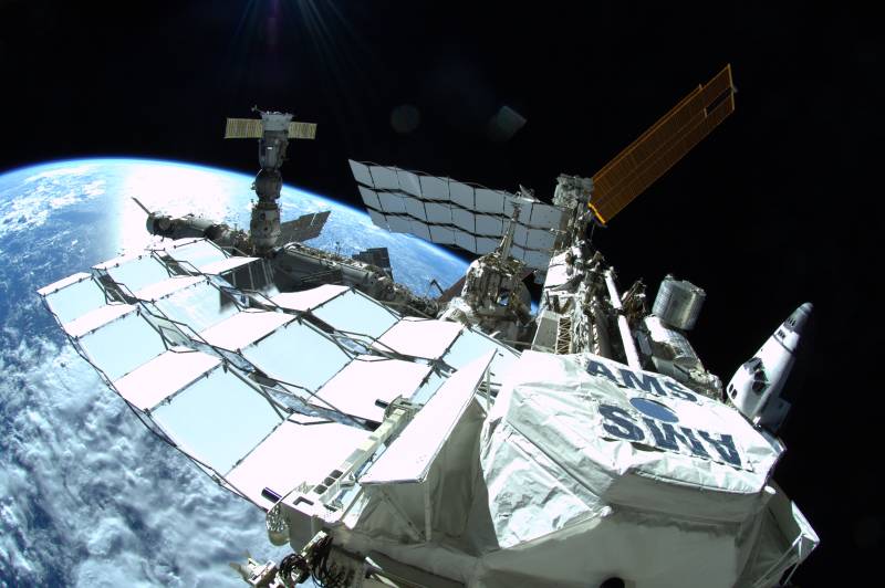 Zdjęcie wykonane w dniu wczorajszym przez jednego ze spacerowiczów. Ujęcie na Stację ISS jest o tyle wyróżniające się, iż zostało wykonane przy pomocy obiektywu typu rybie oko. Na pierwszym planie widoczny jest orbitalny odpowiednik Wielkiego Zderzacza Hadronów - AMS-02 (Alpha Magnetic Spectrometer). Po lewej widoczna rosyjska część ISS, a po prawej amerykańska z przycumowanym wahadłowcem Atlantis / Credits: NASA