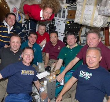 Załoga misji STS-135 oraz Ekspedycji 28. na ISS wspólnie pozuje do zdjęcia (14.07.2011) / Credits - NASA