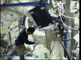 11:21 CEST - pakowanie sprzętu wewnątrz Kibo / Credits - NASA TV