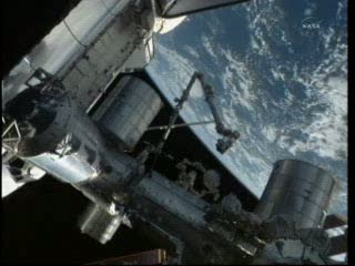 19:40 CEST - widok z pokładu ISS na prom Atlantis i Ziemię w tle / Credits - NASA TV