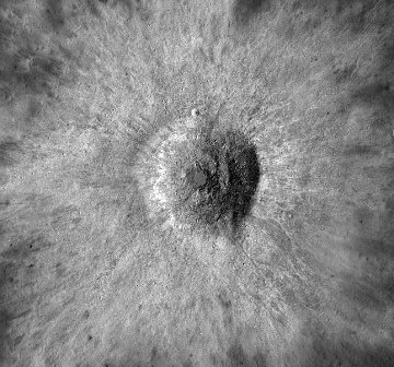 Młody krater opisywany w tym artykule / Credits - NASA/GSFC/Arizona State University