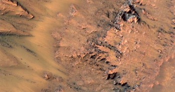 Sezonowe zmiany wewnątrz krateru Newton - zdjęcie 1 / Credits - NASA/JPL-Caltech/Univ. of Arizona