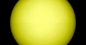 14 sierpnia 2011 roku - brak plam na widocznej z Ziemi tarczy słonecznej / Credits - NASA, SDO