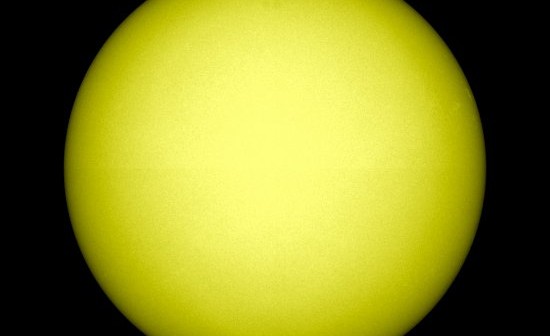 14 sierpnia 2011 roku - brak plam na widocznej z Ziemi tarczy słonecznej / Credits - NASA, SDO