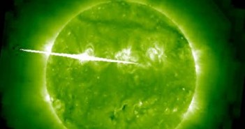 Dzisiejszy rozbłysk klasy X z regionu aktywnego 1263 przepalił obraz wykonany przez sondę STEREO Ahead / Credits: NASA