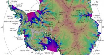 Mapa przedstawia rozkład lodowych strumieni pod powierzchnią lądolodu na kontynencie antarktycznym. Im kolory bliższe fioletowi i czerwieni, tym masy lodowe przemieszczają się szybciej, osiągając prędkości setek metrów rocznie! Na mapie widać, że spływami lodu objęta jest przede wszystkim zachodnia część Antarktydy. Czarne linie oddzielają główne połacie lądolodu. Mniejsze, zamknięte obrysy wskazują położenie podlodowych jezior. Credits: NASA/JPL-Caltech/UCI