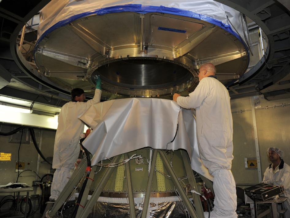 GRAIL opuszczane na drugi człon rakiety Delta II / Credits: NASA-KSC