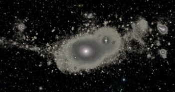 Zdjęcie, uzyskane w ramach projektu Atlas3D, przedstawia galaktykę NGC 5557. Wyraźnie widać nowe struktury gwiazdowe – taką dokładność umożliwił aparat MégaCam Kanadyjsko-Francusko-Hawajskiego Teleskopu. Credit: Duc/CFHT