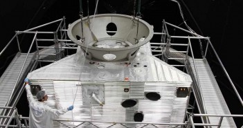 MPO sondy BepiColombo umieszczany w komorze LSS / Credits: ESA