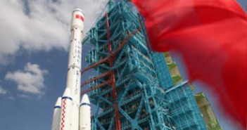 Rakieta nośna CZ-2F T1 z prototypową stacją kosmiczną Tiangong-1 na wyrzutni kodmodromu Jiuquan (Xinhua)