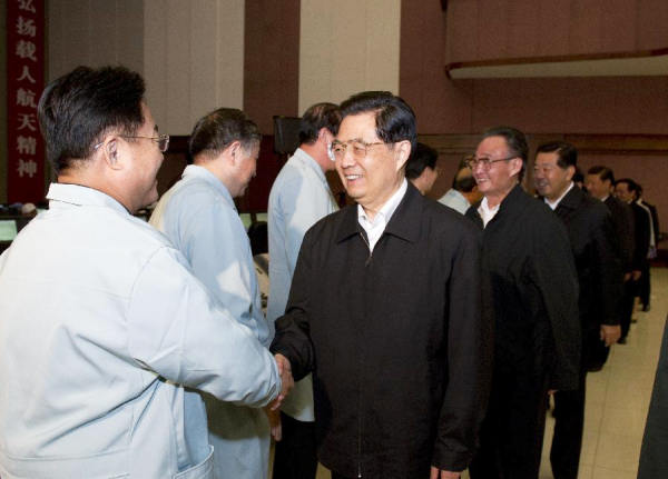 Prezydent Hu Jintao oraz inni wysocy przedstawiciele władz chińskich gratulują sukcesu specjalistom, dzięki którym misja stała się rzeczywistością (Xinhua/Li Xueren)