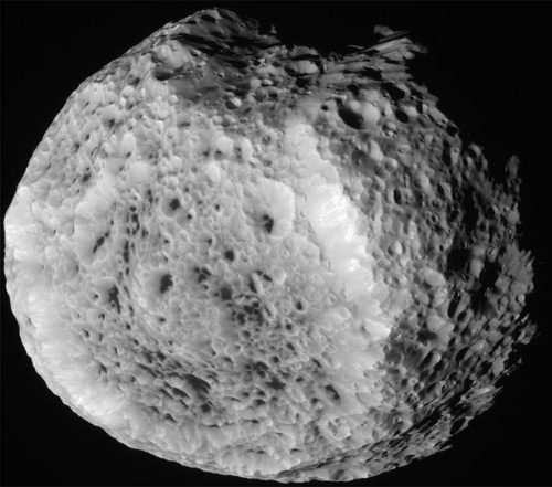 Cassini wykonał powyższe zdjęcie Hyperiona 25 sierpnia 2011 roku. W oczy rzuca się nieregularna i usiana kraterami powierzchnia małego księżyca. Credits: NASA/JPL