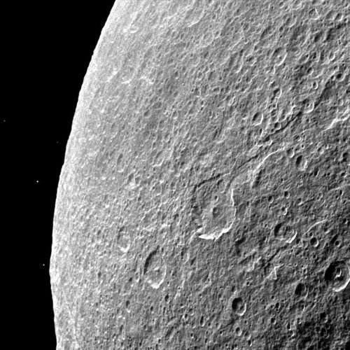 Zdjęcie ciemnej strony Rei rozświetlonej przez odbite od Saturna światło słoneczne. Sonda Cassini wykonała je 1 sierpnia 2011 roku. Credits: NASA/JPL