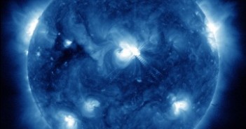 Szósty września 2011 - siedem minut po fazie maksymalnej rozbłysku (środek tarczy Słońca) / Credits - NASA, SDO