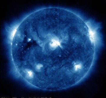 Szósty września 2011 - siedem minut po fazie maksymalnej rozbłysku (środek tarczy Słońca) / Credits - NASA, SDO