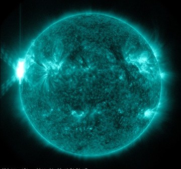 Godzina 13:00 CEST - rozbłysk klasy X1.5 / Credits - NASA, SDO