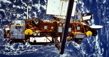 Satelita UARS na orbicie okołoziemskiej, tuż przed swoim uwolnieniem w 1991 roku (NASA)