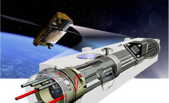 Wizja artystyczna prototypu zegara atomowego, zainstalowanego na satelicie Iridium / Credits: NASA