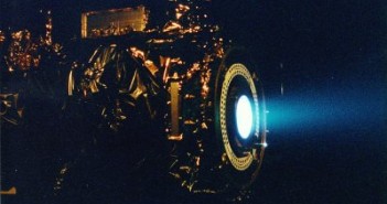 Silnik jonowy NSTAR sondy Deep Space 1 podczas testów. Jego moc wynosiła zaledwie 2,3 kW / Credits: NASA