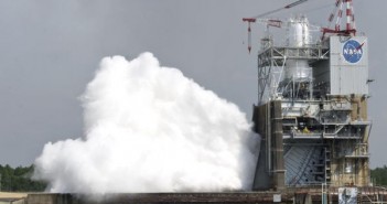 40-sekundowy test silnika rakietowego J-2X na hamowni w Centrum Kosmicznym im. Johna Stennisa (NASA/SSC)