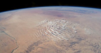 Widok na pustynię z orbity. We Wszechświecie może znajdować się sporo planet zdatnych do życia, będących w większości pustynnymi światami. / Credits - NASA